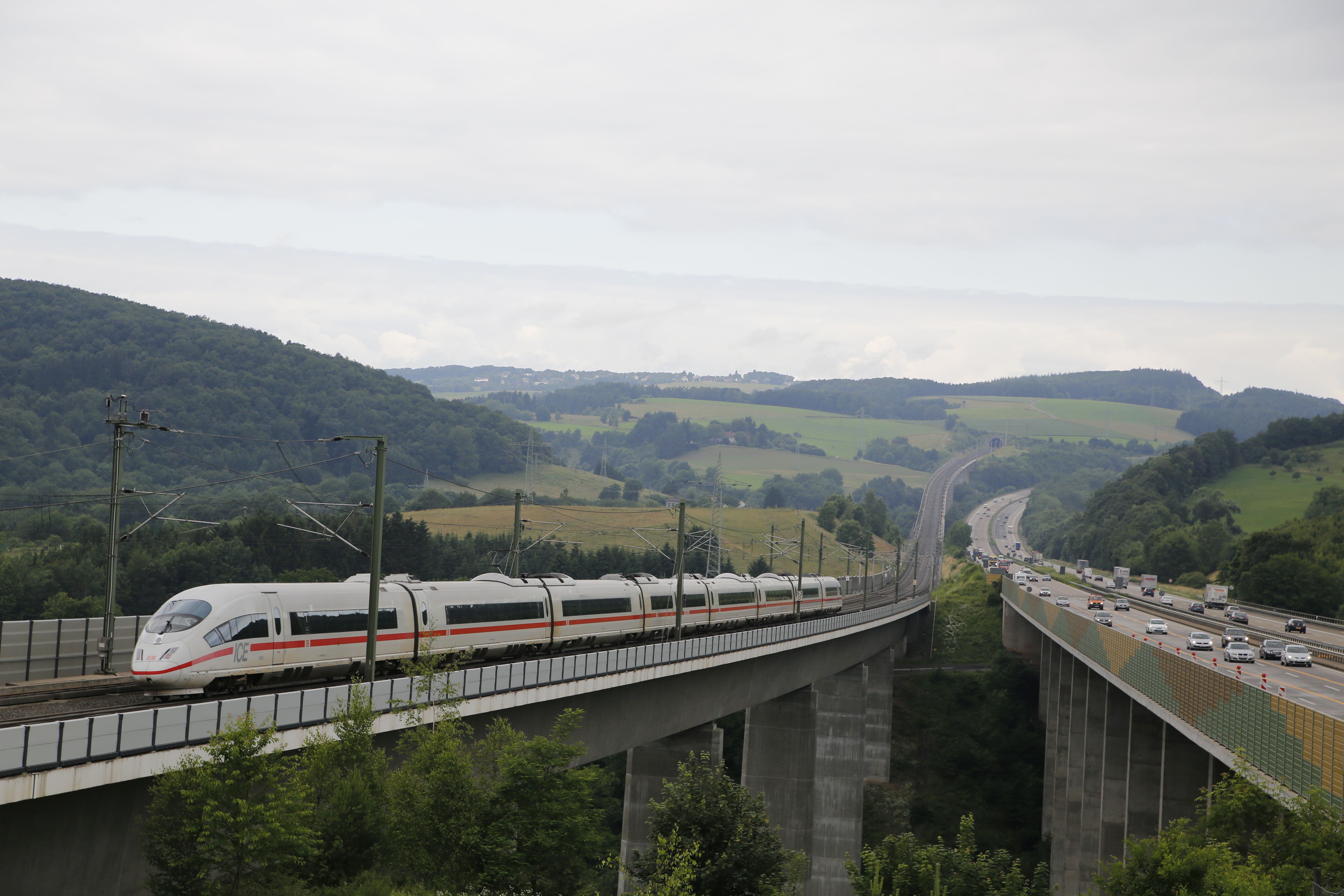 Bahnstrecke mit Oberleitungsanlage