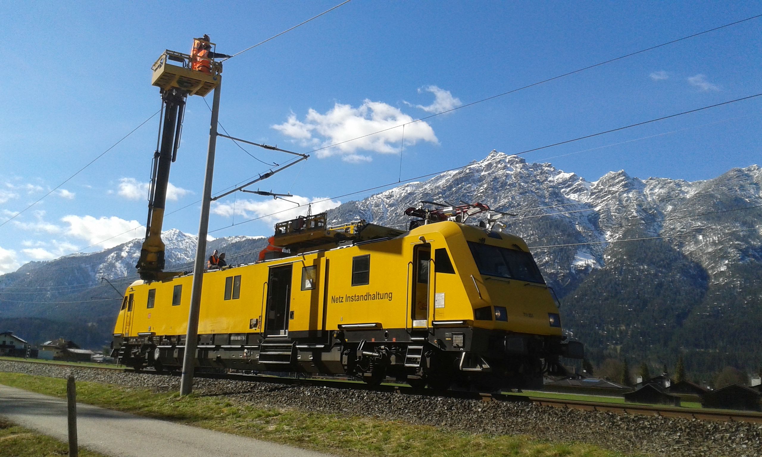 Fahrleitungsanlage im Bahnumfeld